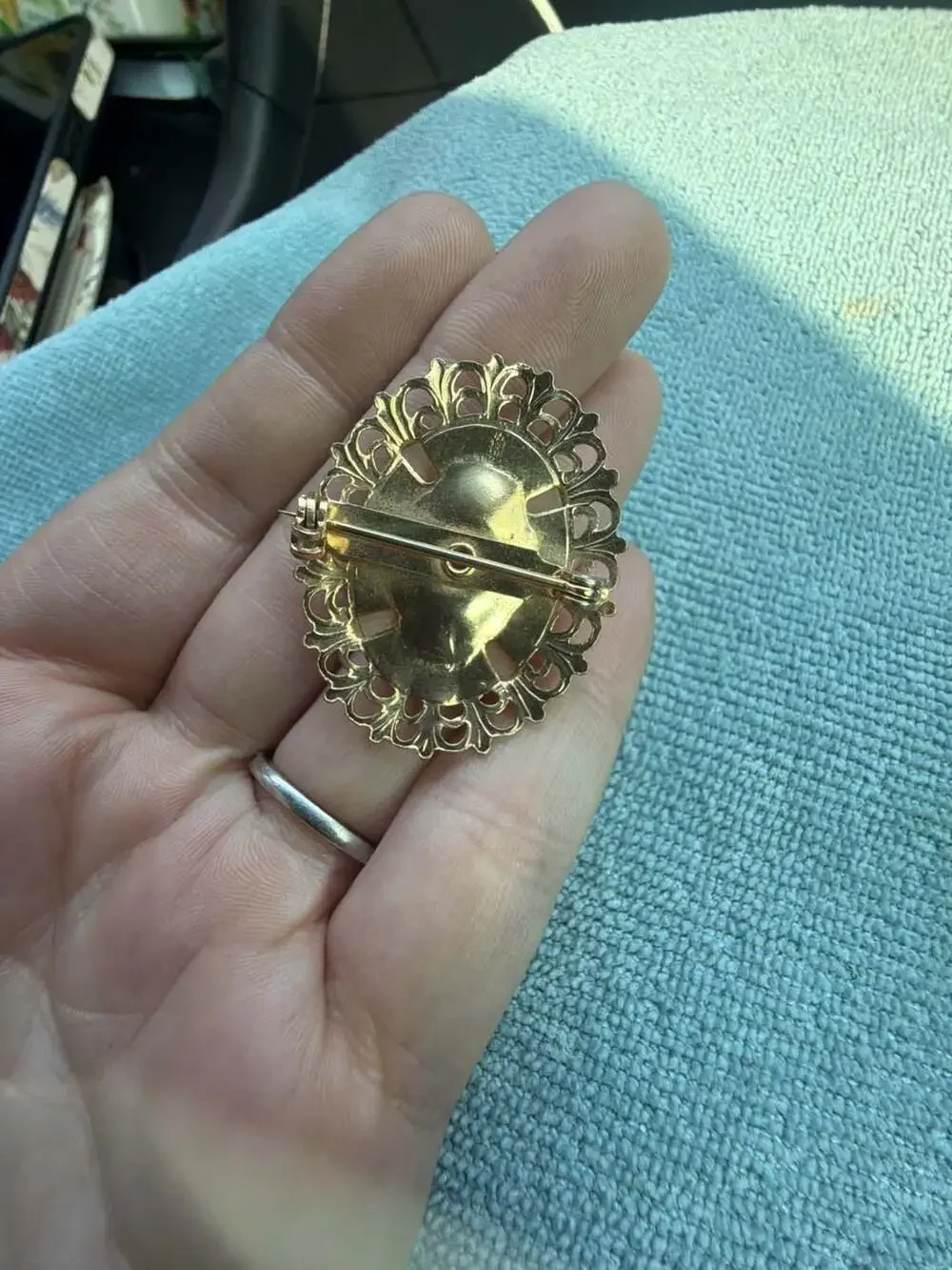 Vintage Left-Facing Carved Shell Cameo Brooch in Gold-Tone Filigree Setting